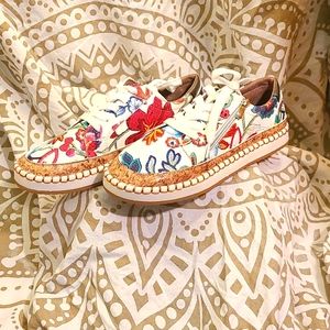 Pretty, lightweight, walking shoes